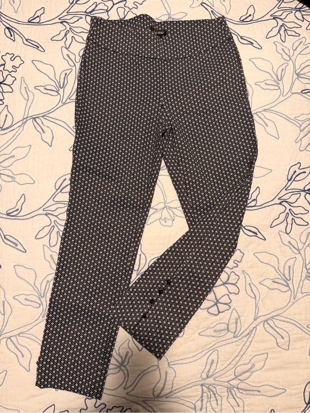 Roz & Ali Black and White Diamond‑Print Ankle Pants